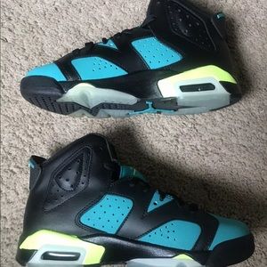 Air Jordan’s retro black/Volt size US 4 youth NWB